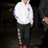 Rita Ora en jogging Supreme (collection Supreme®/Slayer®), chaussettes Gosha Rubchinskiy (Paccbet) et baskets adidas à l'aéroport de LAX à Los Angeles, le 29 novembre 2016.