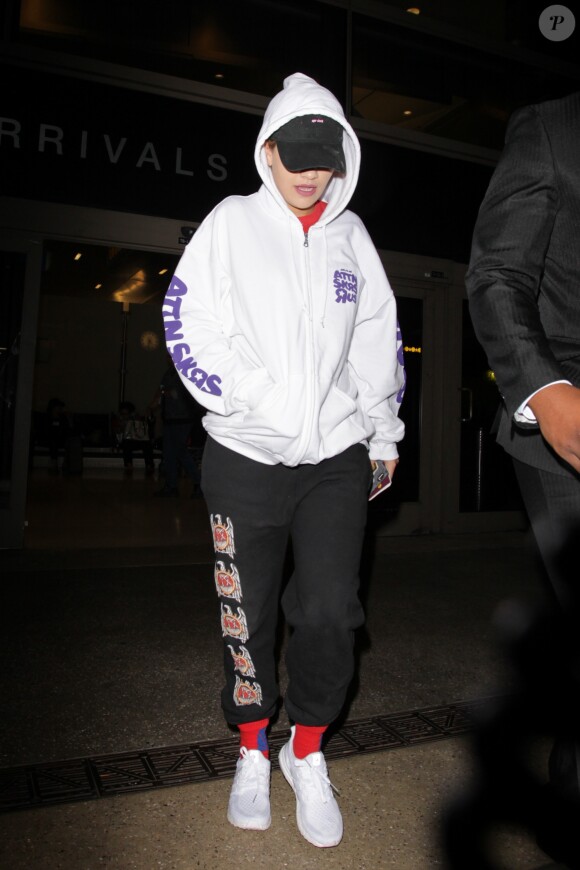Rita Ora en jogging Supreme (collection Supreme®/Slayer®), chaussettes Gosha Rubchinskiy (Paccbet) et baskets adidas à l'aéroport de LAX à Los Angeles, le 29 novembre 2016.