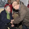 Le chef historique de la révolution cubaine Fidel Castro sert la main de Miguel Barnet, président de l'Union cubaine des écrivains et des acteurs à La Havane, le 8 janvier 2014.