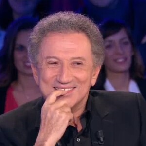 Michel Drucker sur le plateau de l'émission "On n'est pas couché" diffusée sur France 2 le 26 novembre 2016