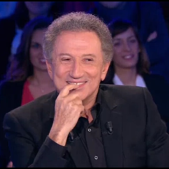 Michel Drucker sur le plateau de l'émission "On n'est pas couché" diffusée sur France 2 le 26 novembre 2016