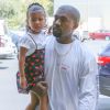 Kim Kardashian avec son mari Kanye West emmènent leur fille North West au cinéma pour voir le film 'Finding Dory' à Calabasas le 25 juin 2016.