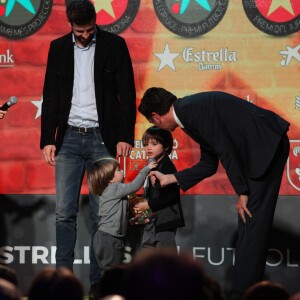 Gerard Piqué reçoit un prix lors de la 5ème édition du "Catalan football stars" à Barcelone, en présence de sa compagne Shakira et leurs enfants Milan et Sasha, le 28 novembre 2016.