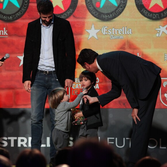 Gerard Piqué reçoit un prix lors de la 5ème édition du "Catalan football stars" à Barcelone, en présence de sa compagne Shakira et leurs enfants Milan et Sasha, le 28 novembre 2016.