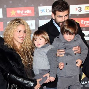 Gerard Piqué reçoit un prix lors de la 5ème édition du "Catalan football stars" à Barcelone, en présence de sa compagne Shakira et leurs enfants Milan et Sasha, le 28 novembre 2016.