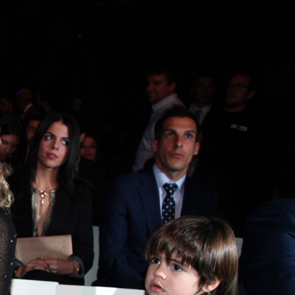 Gerard Piqué reçoit un prix lors de la 5ème édition du "Catalan football stars" à Barcelone, en présence de sa compagne Shakira et leurs enfants Milan et Sasha, le 28 novembre 2016.