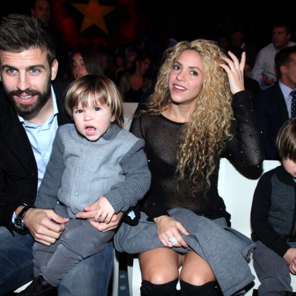 Gerard Piqué reçoit un prix lors de la 5ème édition du "Catalan football stars" à Barcelone, en présence de sa compagne Shakira et leurs enfants Milan et Sasha, le 28 novembre 2016.