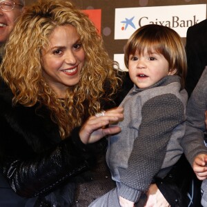 Gerard Piqué reçoit un prix lors de la 5ème édition du "Catalan football stars" à Barcelone, en présence de sa compagne Shakira et leurs enfants Milan et Sasha, le 28 novembre 2016.