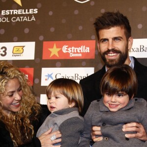 Gerard Piqué reçoit un prix lors de la 5ème édition du "Catalan football stars" à Barcelone, en présence de sa compagne Shakira et leurs enfants Milan et Sasha, le 28 novembre 2016.