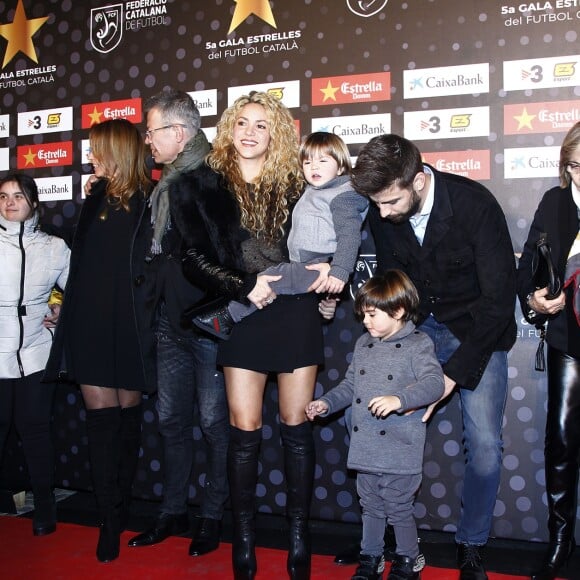 Gerard Piqué reçoit un prix lors de la 5ème édition du "Catalan football stars" à Barcelone, en présence de sa compagne Shakira et leurs enfants Milan et Sasha, le 28 novembre 2016.