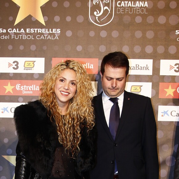 Gerard Piqué reçoit un prix lors de la 5ème édition du "Catalan football stars" à Barcelone, en présence de sa compagne Shakira et leurs enfants Milan et Sasha, le 28 novembre 2016.