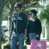 Exclusif - Amanda Seyfried et son compagnon Thomas Sadoski promènent leur chien Finn dans les rues de Beverly Hills, le 18 octobre 2016