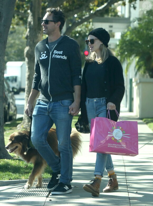 Exclusif - Amanda Seyfried et son compagnon Thomas Sadoski promènent leur chien Finn dans les rues de Beverly Hills, le 18 octobre 2016