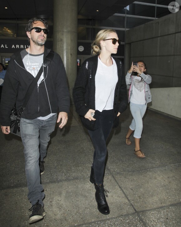 Amanda Seyfried et son compagnon Thomas Sadoski arrivent à l'aéroport Lax de Los Angeles le 26 juin 2016
