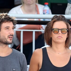 Laure Manaudou et son compagnon Jérémy Frérot (du groupe Fréro Delavega) dans les tribunes lors de la finale des Internationaux de tennis de Roland-Garros à Paris, le 7 juin 2015.