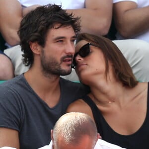 Laure Manaudou et son compagnon Jérémy Frérot (du groupe Fréro Delavega) dans les tribunes lors de la finale des Internationaux de tennis de Roland-Garros à Paris, le 7 juin 2015.