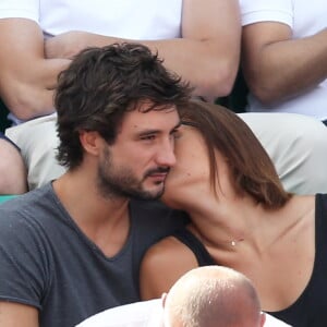 Laure Manaudou et son compagnon Jérémy Frérot (du groupe Fréro Delavega) dans les tribunes lors de la finale des Internationaux de tennis de Roland-Garros à Paris, le 7 juin 2015.