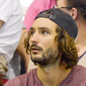 Laure Manaudou et son compagnon Jérémy Frérot (du groupe Fréro Delavega) dans les tribunes du championnat de France de natation à Montpellier le 3 avril 2016.