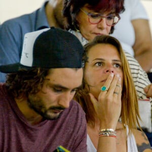 Laure Manaudou et son compagnon Jérémy Frérot (du groupe Fréro Delavega) dans les tribunes du championnat de France de natation à Montpellier le 3 avril 2016.