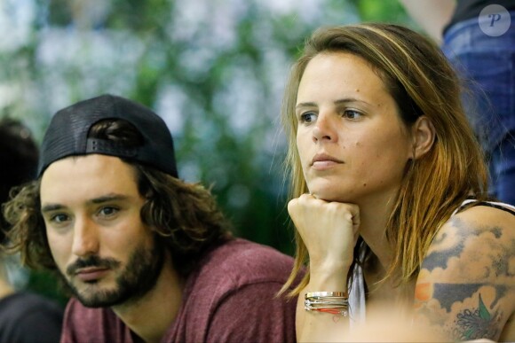 Laure Manaudou et son compagnon Jérémy Frérot (du groupe Fréro Delavega) dans les tribunes du championnat de France de natation à Montpellier le 3 avril 2016.