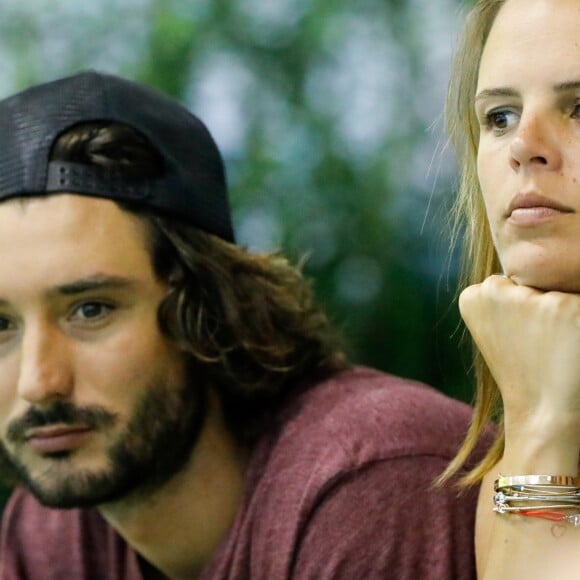 Laure Manaudou et son compagnon Jérémy Frérot (du groupe Fréro Delavega) dans les tribunes du championnat de France de natation à Montpellier le 3 avril 2016.