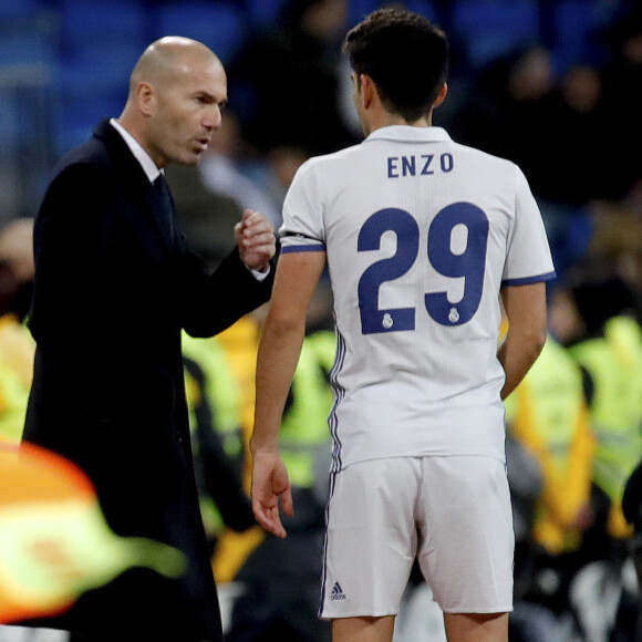 Enzo et Zinédine Zidane lors du match Real Madrid-Cultural Leonesa au stade Santiago Bernabeu de Madrird le 30 novembre 2016.