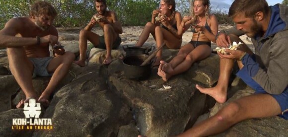 Bruno, Benoît, Jesta, Candice et Freddy - "Koh-Lanta, L'île au trésor", le 25 novembre 2016 sur TF1.