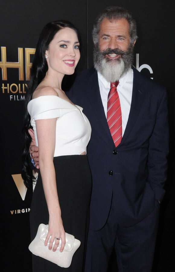 34 ans d'écart : Rosalind Ross enceinte et son compagnon Mel Gibson à la 20ème soirée annuelle Hollywood Film Awards à l'hôtel Beverly Hilton à Beverly Hills, le 6 novembre 2016