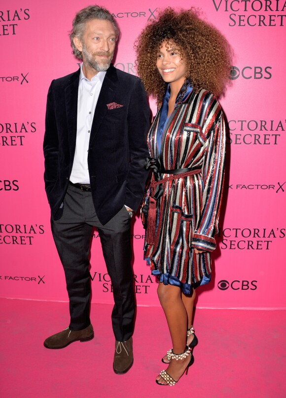 31 ans d'écart : Vincent Cassel et sa compagne Tina Kunakey lors du photocall du Victoria's Secret Fashion 2016 au Grand Palais à Paris, France, le 30novembre 2016. © BOV/Bestimage