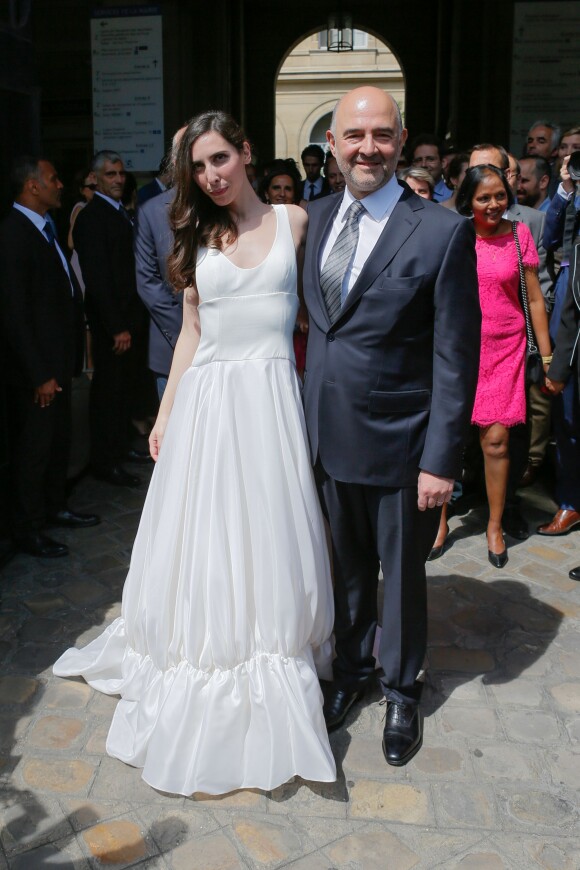 23 ans d'écart : Pierre Moscovici lors de son mariage avec Anne-Michelle Bastéri à la mairie du VIème à Paris. le 13 juin 2015