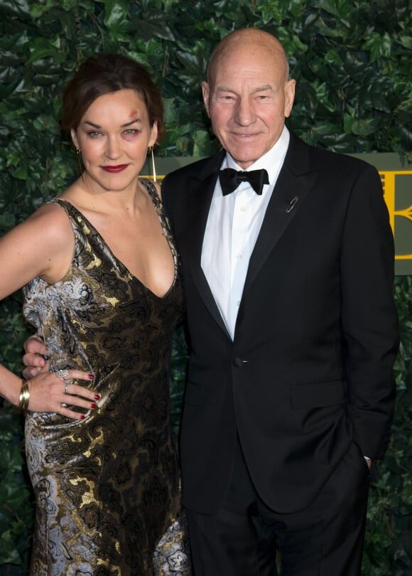 39 ans d'écart : Patrick Stewart et sa femme Sunny Ozell - Arrivée des people à la cérémonie des "Evening Standard Theatre Awards" au théâtre Old Vic à Londres, le 13 novembre 2016. 