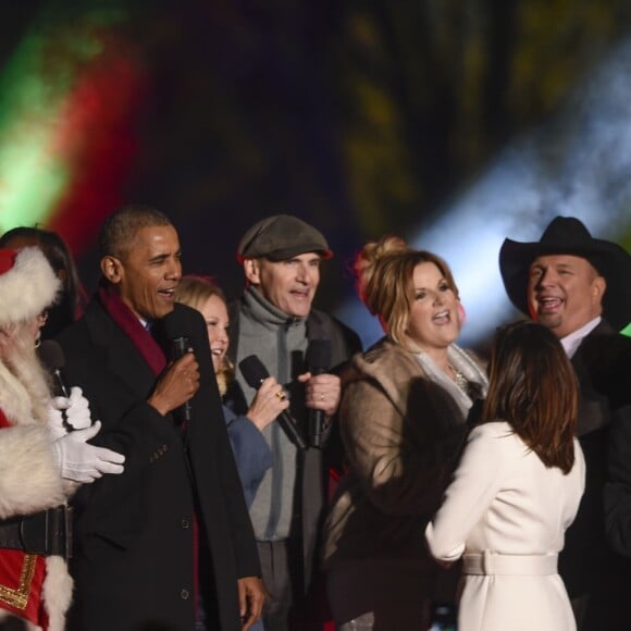 Barack Obama, Eva Longoria, Marc Anthony et Kelly Clarkson lors de l'illumination du sapin de Noël de la Maison-Blanche, à Washington, le 1er décembre 2016.