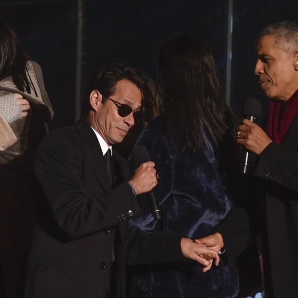 Marc Anthony et Barack Obama lors de l'illumination du sapin de Noël de la Maison-Blanche, à Washington, le 1er décembre 2016.