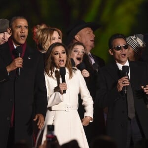 Barack Obama, Eva Longoria, Marc Anthony et Kelly Clarkson lors de l'illumination du sapin de Noël de la Maison-Blanche, à Washington, le 1er décembre 2016.