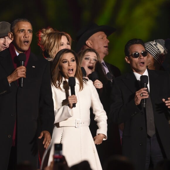 Barack Obama, Eva Longoria, Marc Anthony et Kelly Clarkson lors de l'illumination du sapin de Noël de la Maison-Blanche, à Washington, le 1er décembre 2016.