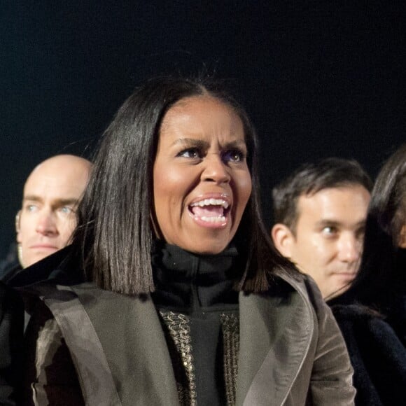 Barack, Michelle et Sasha Obama lors de l'illumination du sapin de Noël de la Maison-Blanche, à Washington, le 1er décembre 2016.