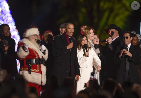 Barack Obama, Eva Longoria, Kelly Clarkson, et Marc Anthony lors de l'illumination du sapin de Noël de la Maison-Blanche, à Washington, le 1er décembre 2016.