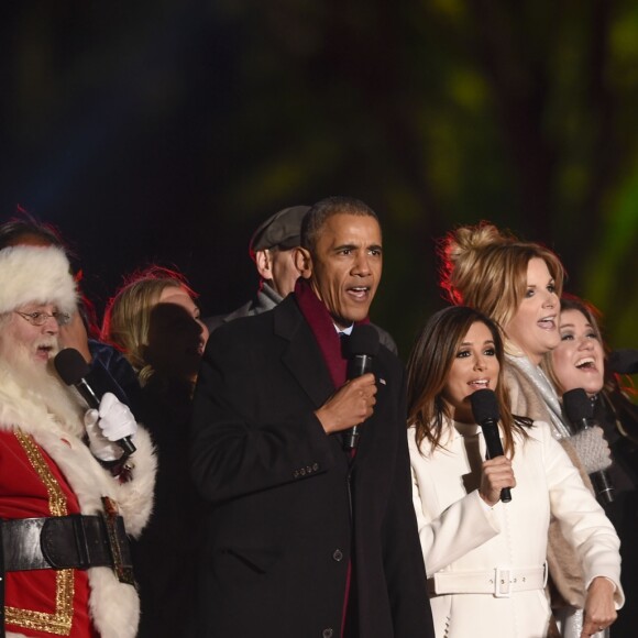 Barack Obama, Eva Longoria, Kelly Clarkson, et Marc Anthony lors de l'illumination du sapin de Noël de la Maison-Blanche, à Washington, le 1er décembre 2016.