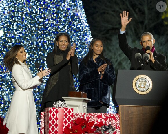 Eva Longoria, Michelle, Sasha et Barack Obama lors de l'illumination du sapin de Noël de la Maison-Blanche, à Washington, le 1er décembre 2016.