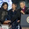 Michelle, Sasha et Barack Obama lors de l'illumination du sapin de Noël de la Maison-Blanche, à Washington, le 1er décembre 2016.