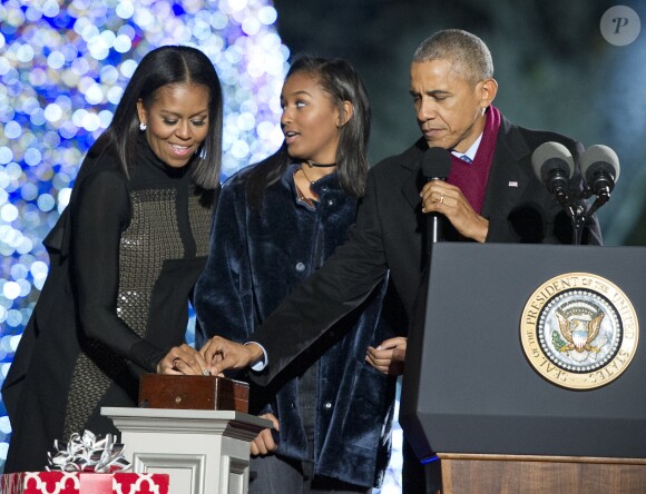 Michelle, Sasha et Barack Obama lors de l'illumination du sapin de Noël de la Maison-Blanche, à Washington, le 1er décembre 2016.