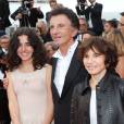 Jack Lang, sa femme Monique et leur petite-fille Anna - Montée des marches du film "Dheepan" lors du 68e Festival International du Film de Cannes, à Cannes le 21 mai 2015.
