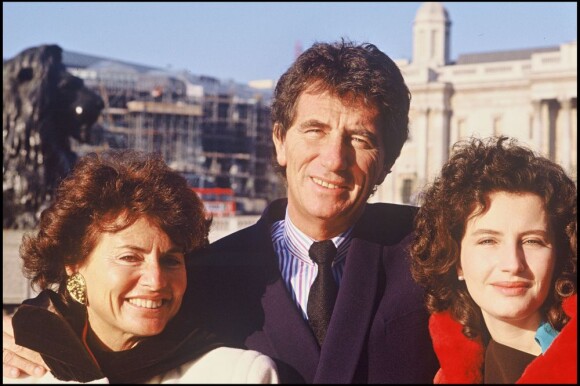 Jack Lang avec sa fille Valérie et sa femme Monique à Londres le 1er décembre 1989.