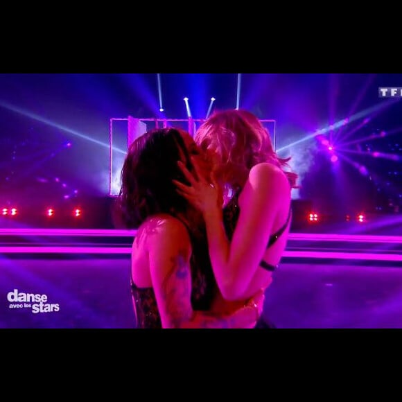 Alizée et Camille Lou s'offrent un baiser - Danse avec les stars saison 7, 8e prime, samedi 3 décembre 2016 sur TF1