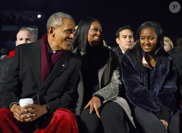Le président des États-Unis Barack Obama, Michelle Obama, leur fille Sasha Obama, Eva Longoria et Chance The Rapper assistent à la cérémonie d'illumination du sapin de Noël de la Maison Blanche. Washington, le 1er décembre 2016.