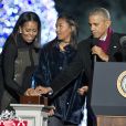 Le président des États-Unis Barack Obama, Michelle Obama, leur fille Sasha Obama, Eva Longoria et Chance The Rapper assistent à la cérémonie d'illumination du sapin de Noël de la Maison Blanche. Washington, le 1er décembre 2016.