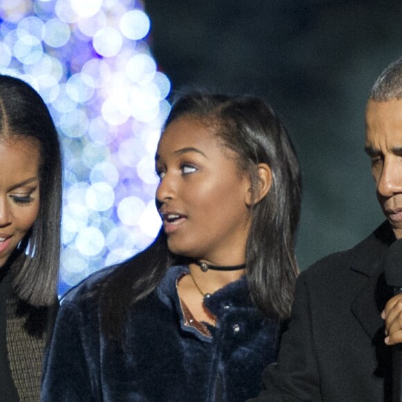 Le président des États-Unis Barack Obama, Michelle Obama, leur fille Sasha Obama, Eva Longoria et Chance The Rapper assistent à la cérémonie d'illumination du sapin de Noël de la Maison Blanche. Washington, le 1er décembre 2016.
