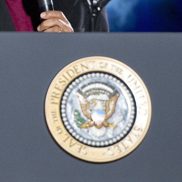 Le président des États-Unis Barack Obama, Michelle Obama, leur fille Sasha Obama, Eva Longoria et Chance The Rapper assistent à la cérémonie d'illumination du sapin de Noël de la Maison Blanche. Washington, le 1er décembre 2016.