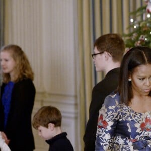 Michelle Obama reçoit à la Maison Blanche des enfants de militaires américains pour la remise de cadeaux annuelle. Washington, le 29 novembre 2016.
