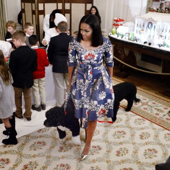 Michelle Obama reçoit à la Maison Blanche des enfants de militaires américains pour la remise de cadeaux annuelle. Washington, le 29 novembre 2016.